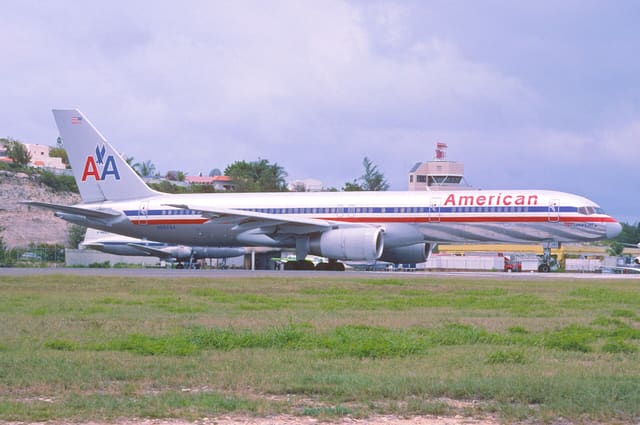 N682AA - Boeing