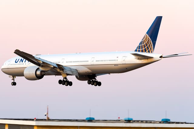 N2747U - Twin-engine aircraft