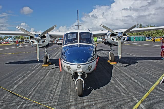 N30U - Twin-engine aircraft