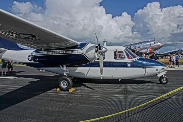 N30U - Twin-engine aircraft