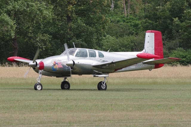 N3670B - Twin-engine aircraft