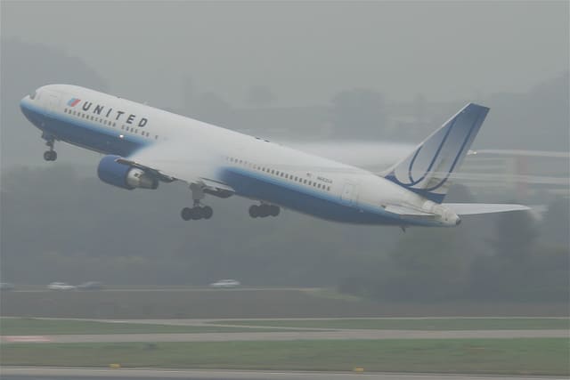 N662UA - Twin-engine aircraft