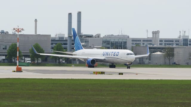 N649UA - Twin-engine aircraft