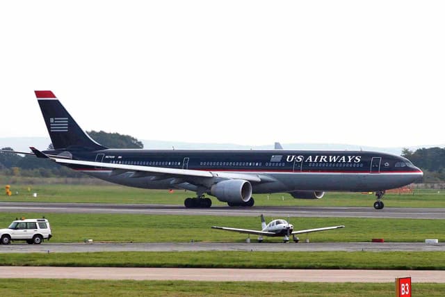 N671UW - Twin-engine aircraft