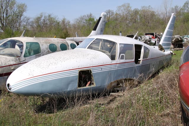 N6811Y - Twin-engine aircraft