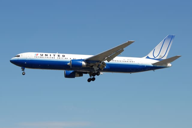 N659UA - Twin-engine aircraft