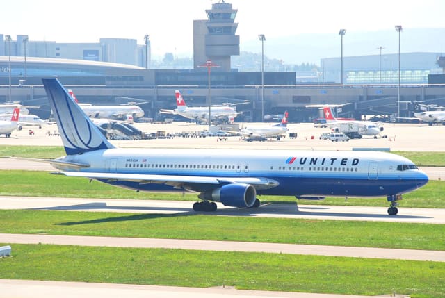 N657UA - Twin-engine aircraft