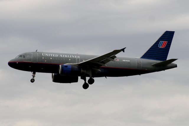 N814UA - Twin-engine aircraft