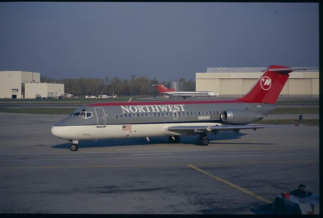 N8906E - Douglas