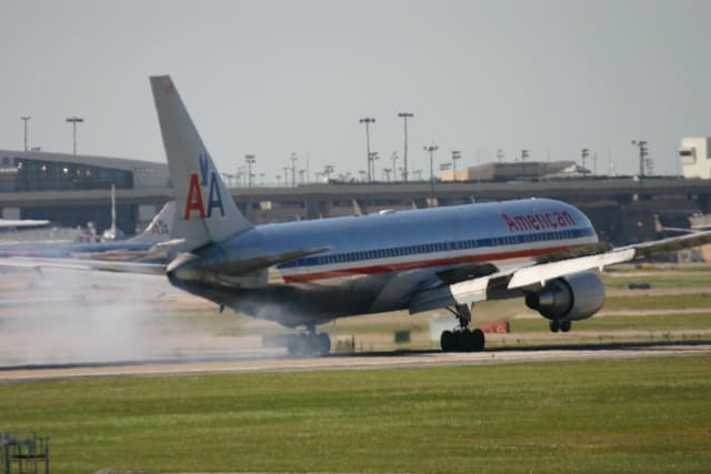 N393AN - Twin-engine aircraft