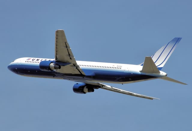 N649UA - Twin-engine aircraft