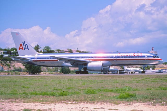N668AA - Twin-engine aircraft