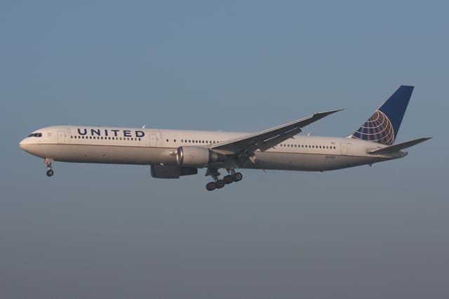 N67052 - Twin-engine aircraft