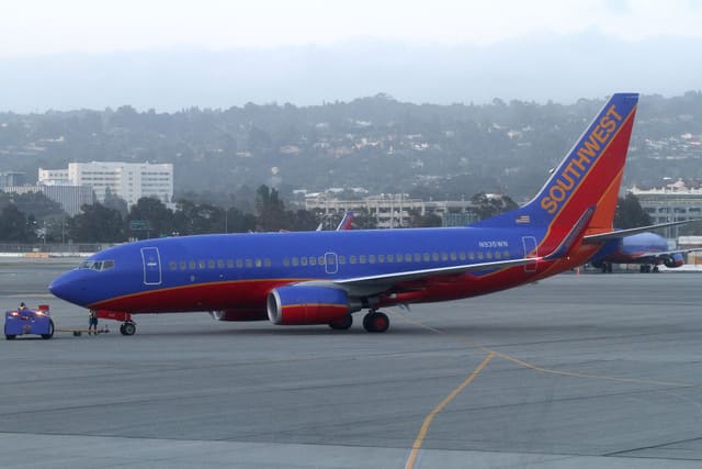 N935WN - Twin-engine aircraft