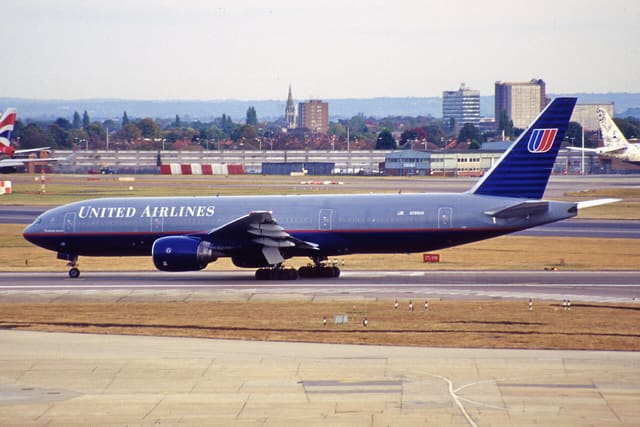 N789UA - Twin-engine aircraft