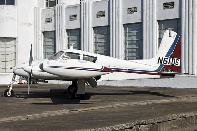 N61DS - Twin-engine aircraft