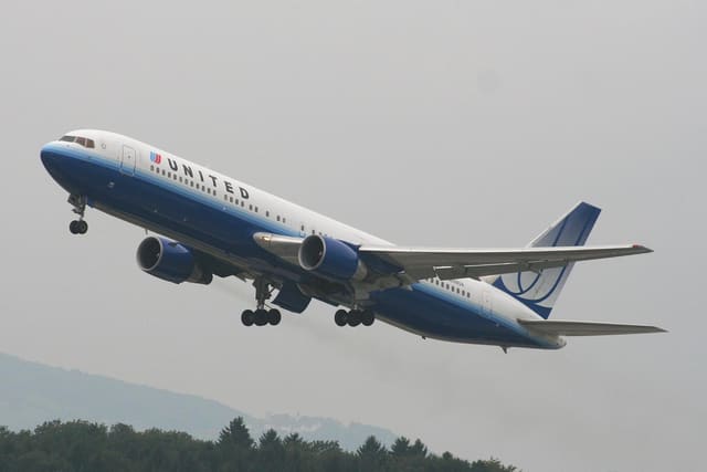 N659UA - Twin-engine aircraft
