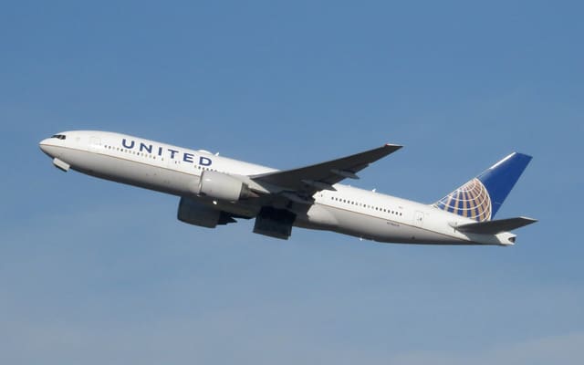 N786UA - Twin-engine aircraft