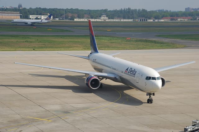 N1613B - Twin-engine aircraft