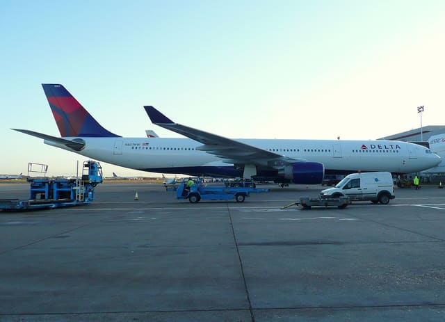 N807NW - Twin-engine aircraft