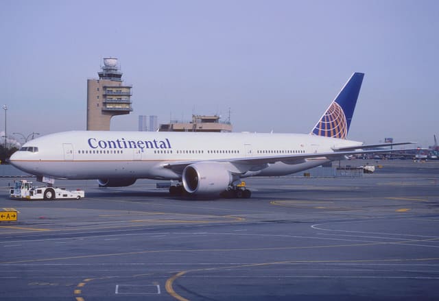 N57016 - Twin-engine aircraft