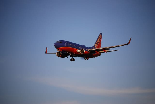 N916WN - Twin-engine aircraft