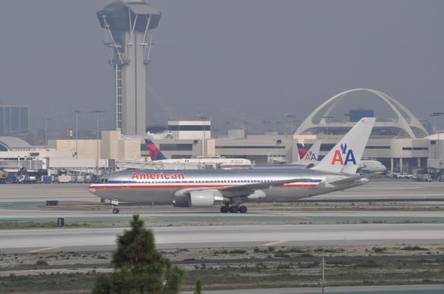 N330AA - Twin-engine aircraft