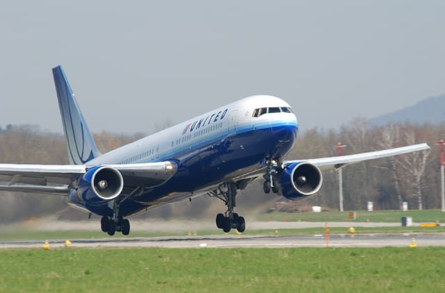 N663UA - Twin-engine aircraft