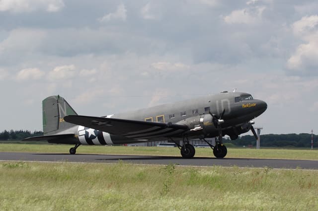 N74589 - Twin-engine aircraft