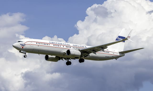 N75435 - Twin-engine aircraft
