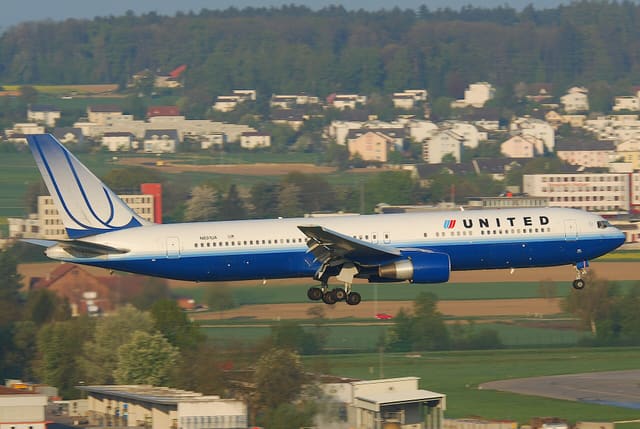 N651UA - Twin-engine aircraft