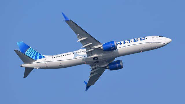 N77590 - Twin-engine aircraft