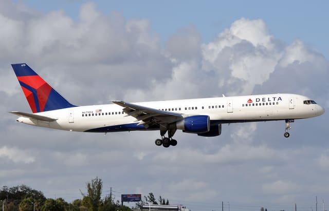 N679DA - Twin-engine aircraft
