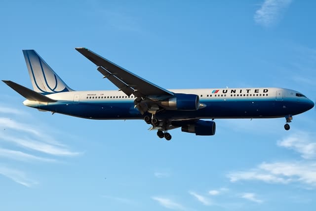 N654UA - Twin-engine aircraft