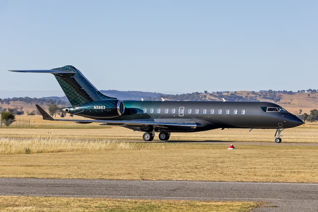 N5883 - Business jet