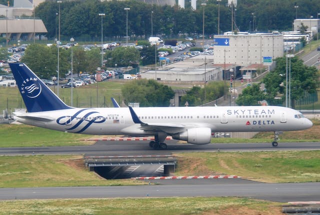 N722TW - Twin-engine aircraft