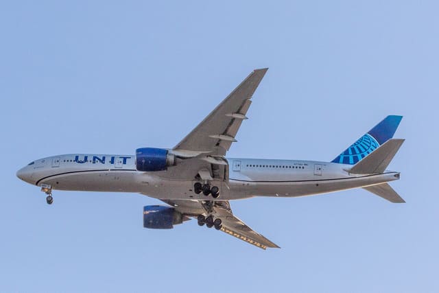 N77012 - Twin-engine aircraft
