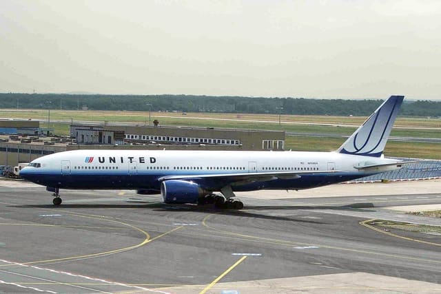 N769UA - Twin-engine aircraft