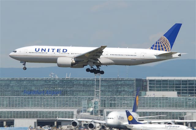 N778UA - Twin-engine aircraft