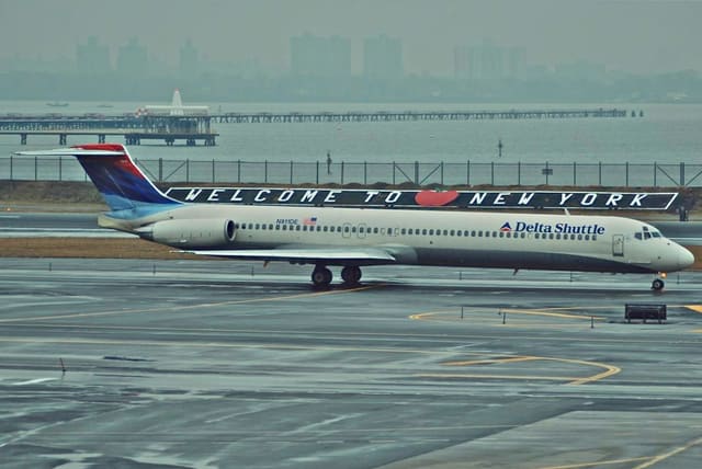 N916DE - Douglas