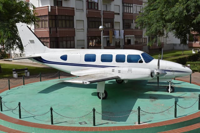 CS-AVM - Twin-engine aircraft