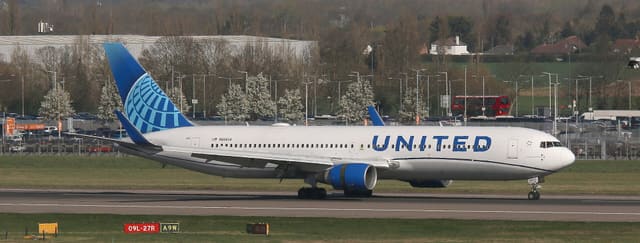 N666UA - Twin-engine aircraft