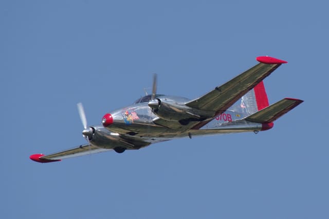 N3670B - Twin-engine aircraft