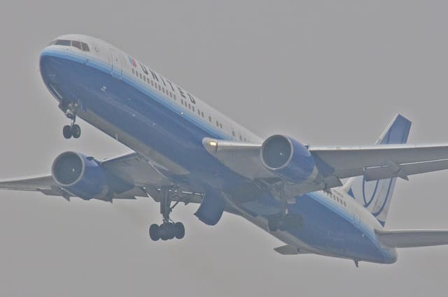N654UA - Twin-engine aircraft