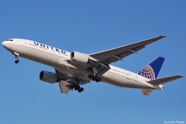 N782UA - Twin-engine aircraft
