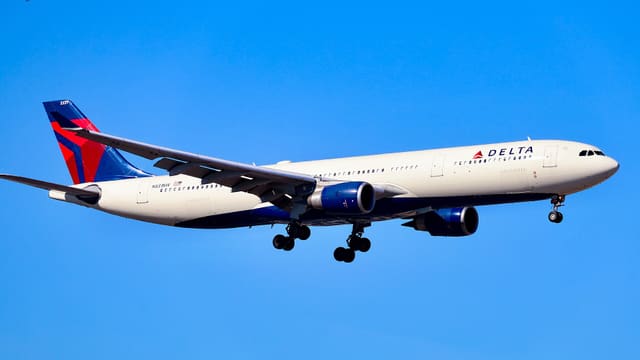 N831NW - Twin-engine aircraft