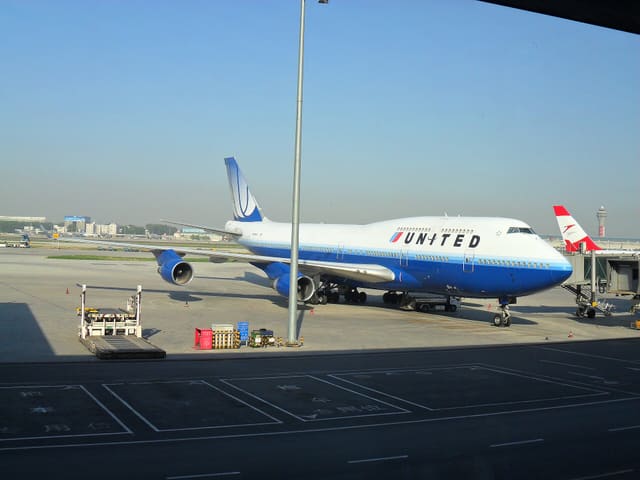 N104UA - Boeing