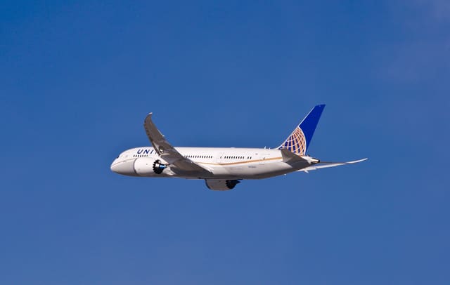 N20904 - Twin-engine aircraft