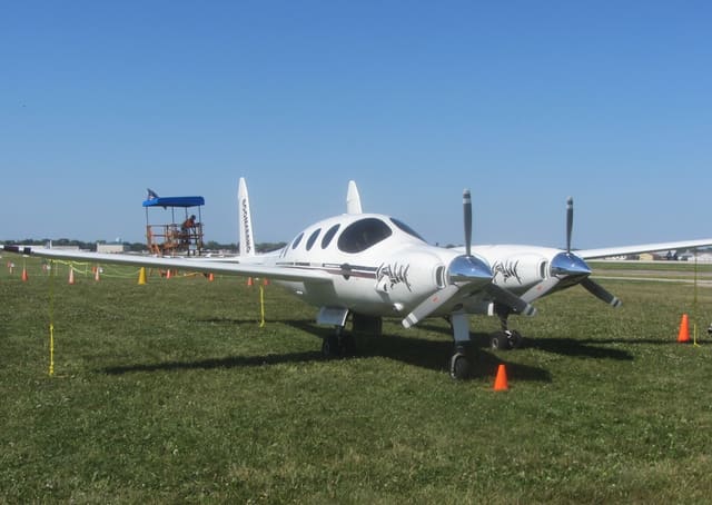 N24BT - Twin-engine aircraft