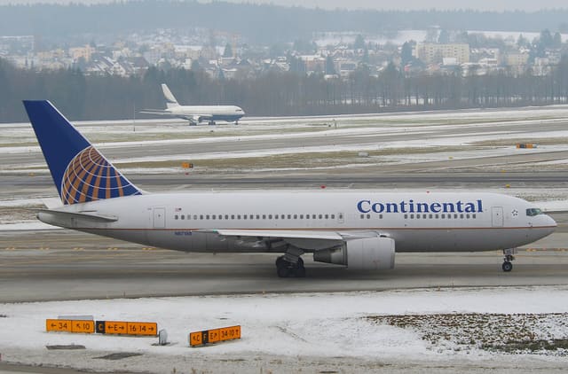 N67158 - Twin-engine aircraft